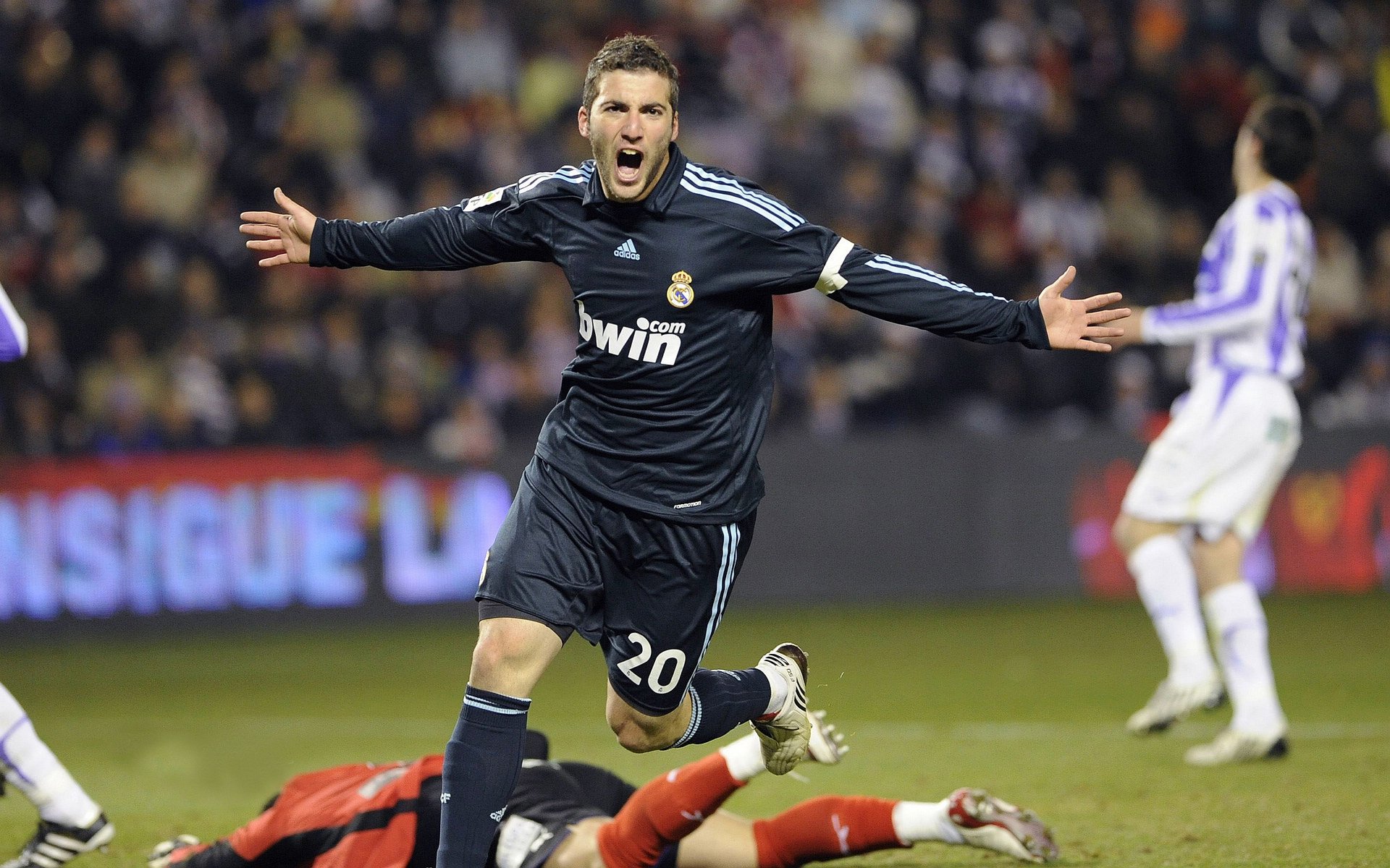 中立B蝶泳选手比赛节奏趋于成熟，中游体育蝶泳视频